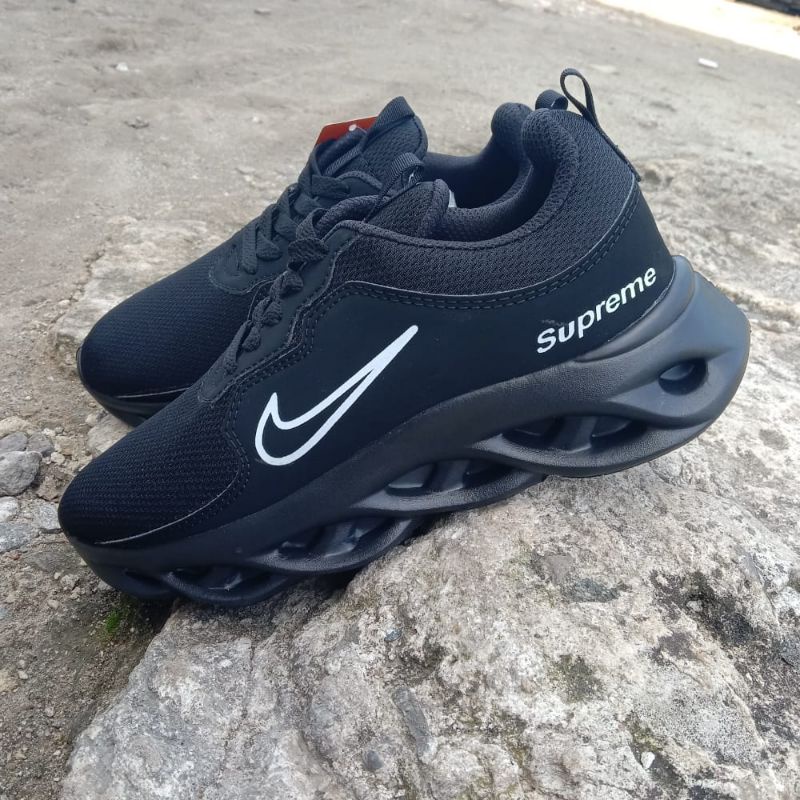 Sepatu nike9 supreme hitam list putih