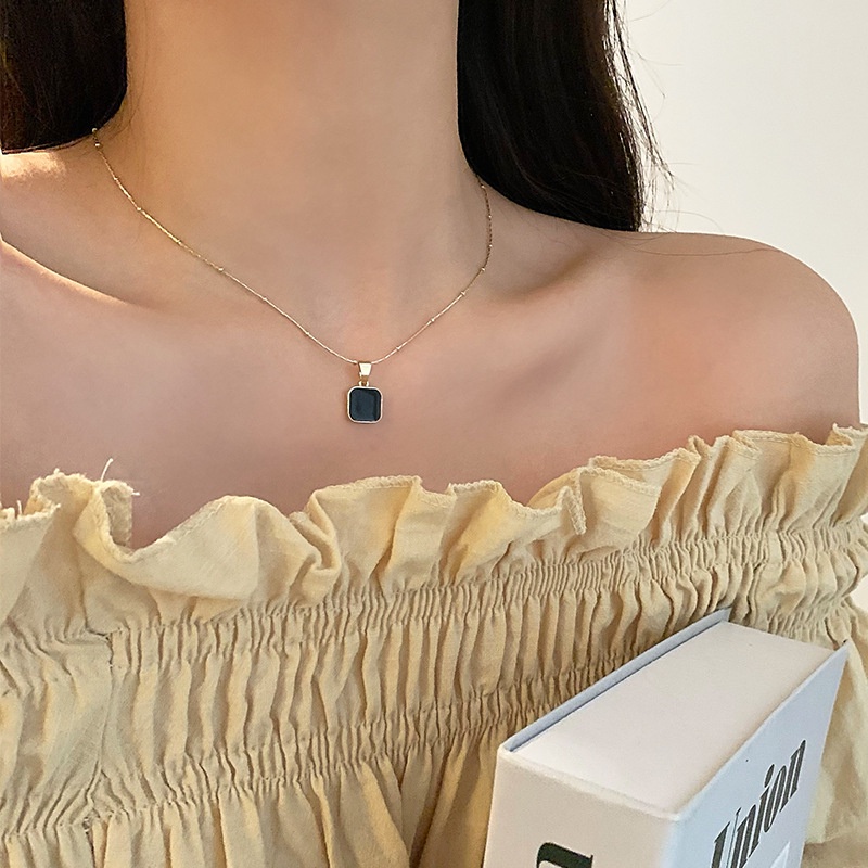 Kalung Rantai Dengan Liontin Kotak Warna Hitam Gaya Retro Simpel Untuk Wanita