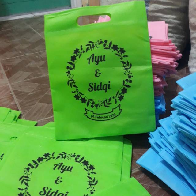 

Ukuran 25x30cm tas wedding/tas souvenir/souvenir/tas undangan/souvenir unik/souvenir murah/spunbond