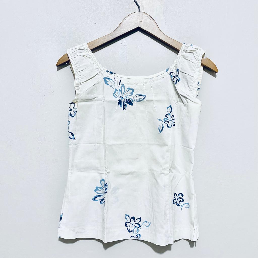 cloaks. / blouse putih tanpa lengan / kemeja / atasan wanita / preloved