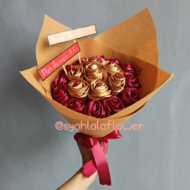 Buket bunga satin - gold maroon