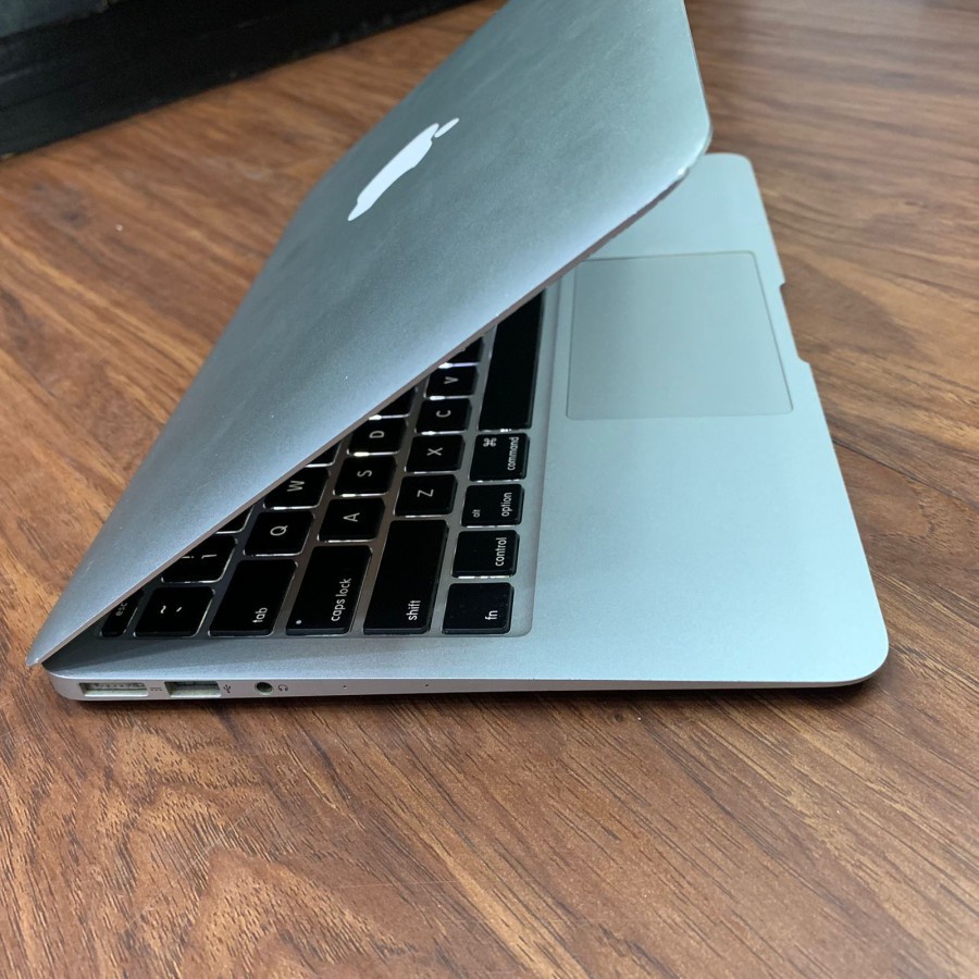 Big Sale Macbook Air 11-inch core i5 Ram 4Gb SSD 512GB (Second)