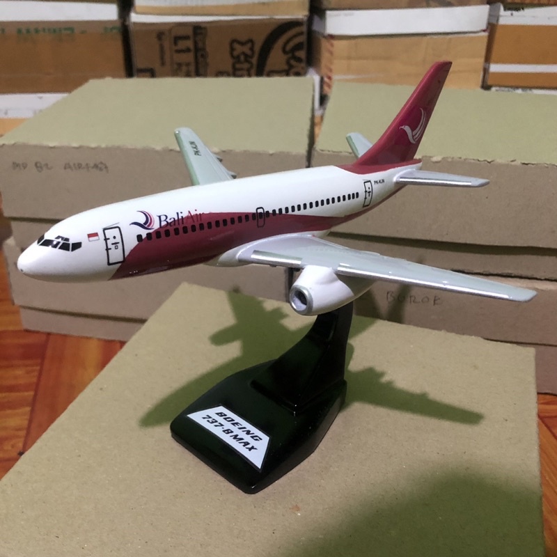 miniatur pesawat Bali air B737-200