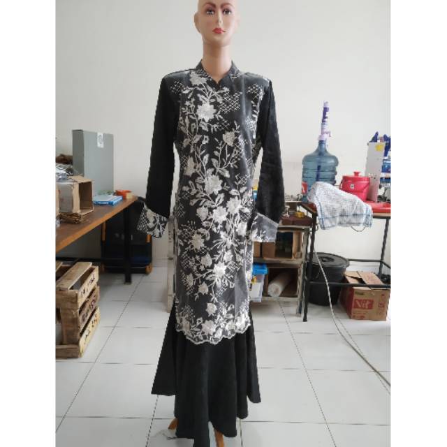 Dress pesta model duyung warna hitam & gold