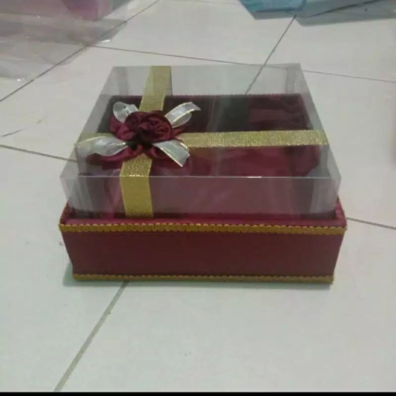 

KOTAK HANTARAN KUE 30 x 30 MARUN