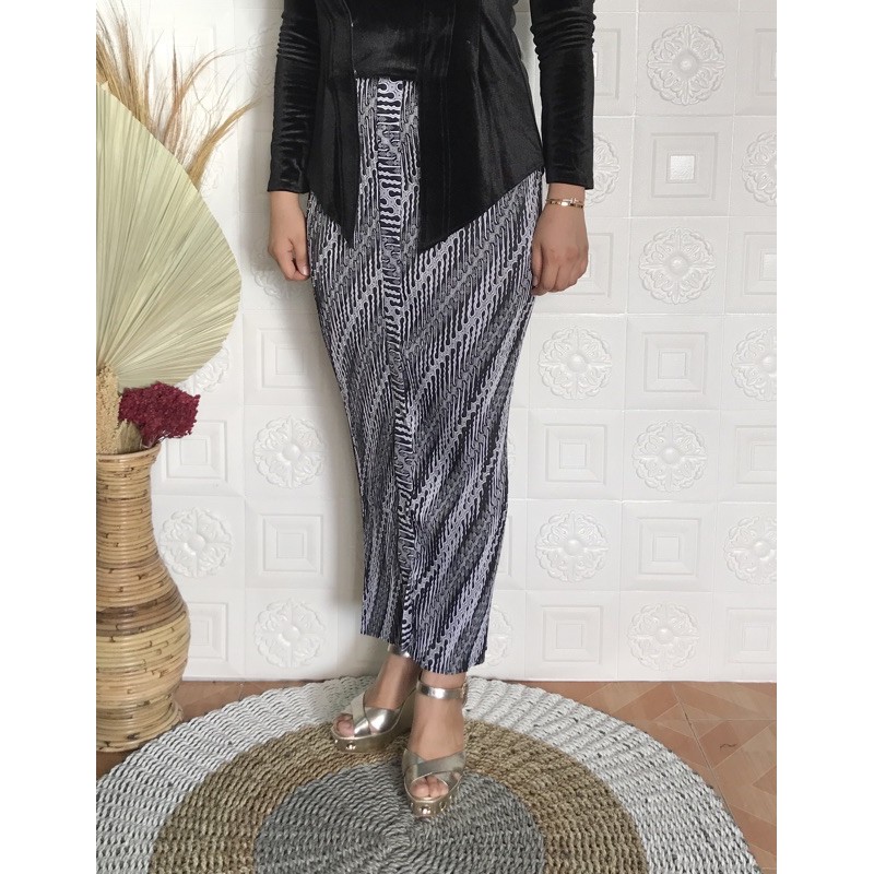 Rok plisket motif parang hitam