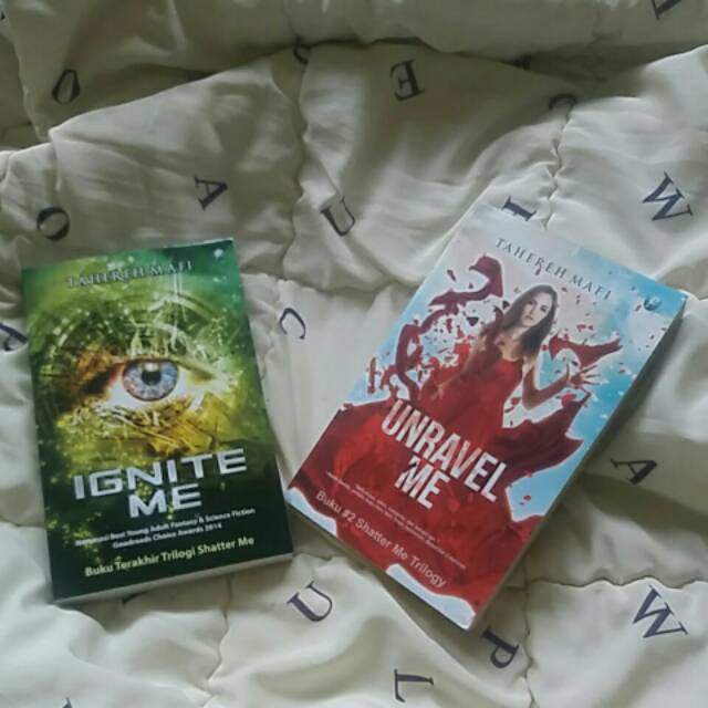 Novel set Unravel Me x Ignite Me