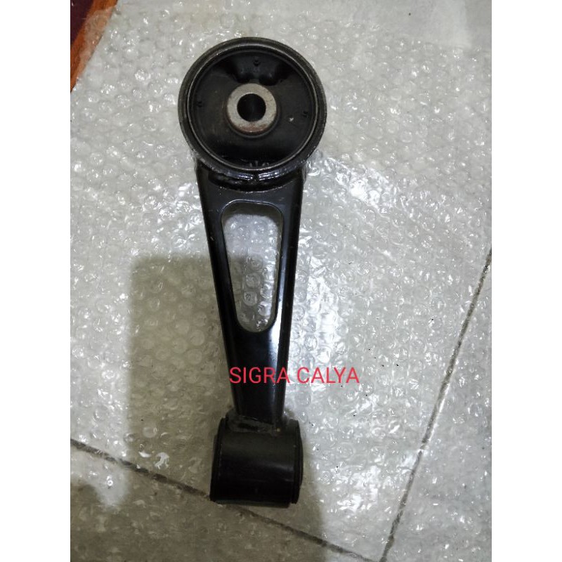 Engine Mounting depan tengah calya sigra original