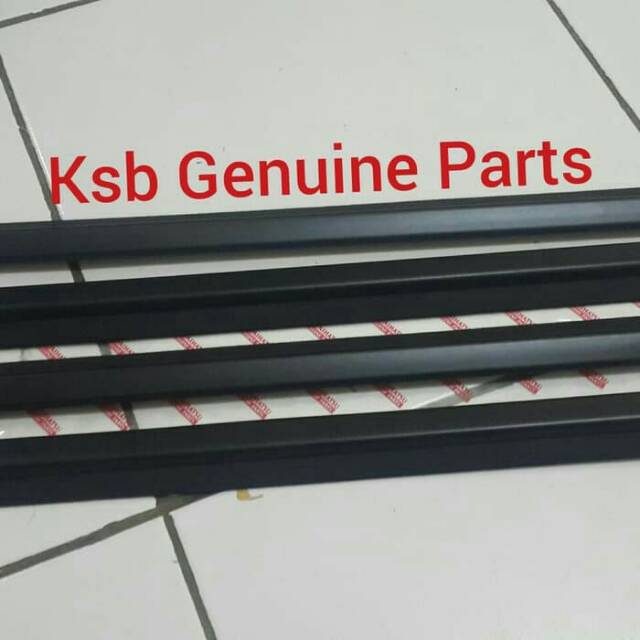 Pelipit Pintu Karet Kaca Luar 1Set 4Pcs Agya Ayla Original Asli