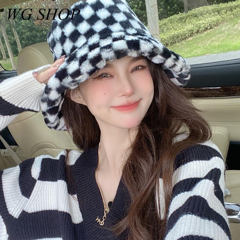 Topi Bucket Bahan Plush Tebal Hangat Motif Kotak-Kotak Hitam Putih Gaya Korea Retro Untuk Wanita