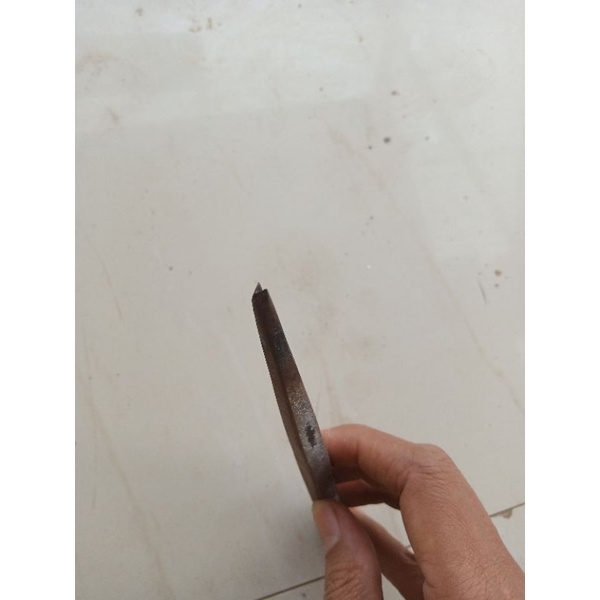 pahat logam coret garis