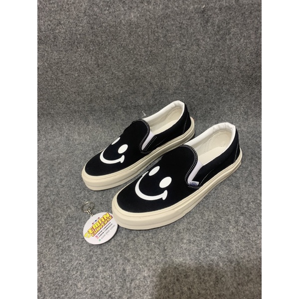 Sepatu Slip on OG SMILE Black white Premium BNiB Made in Cina