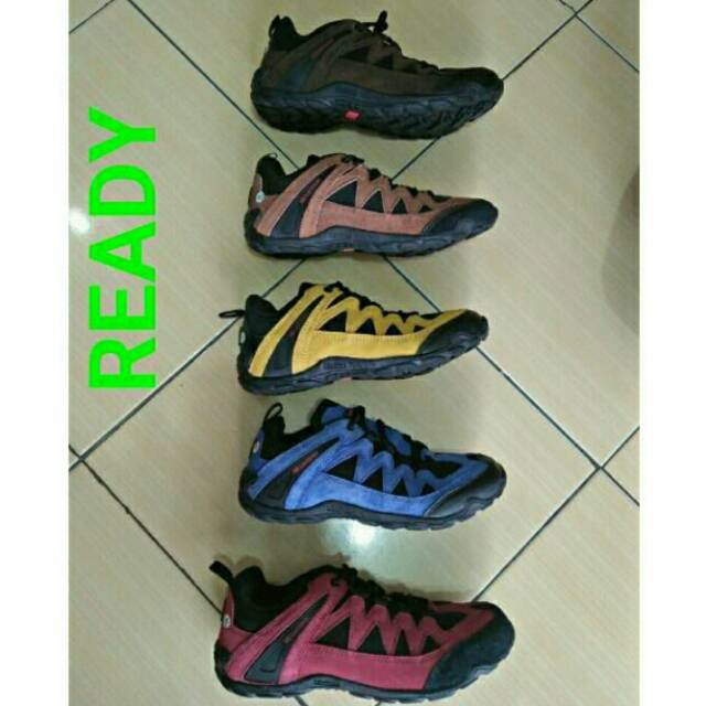 SEPATU TRACKING GUNUNG KARIMOR