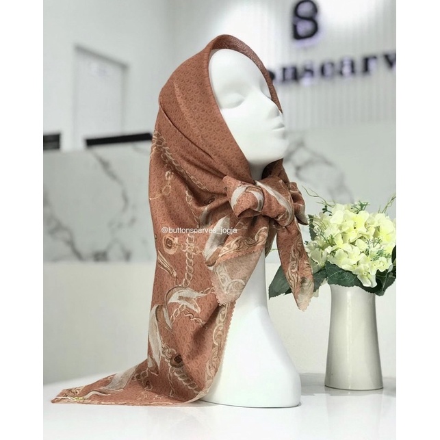 Buttonscarves The Chain Series in Majesty BOOKED