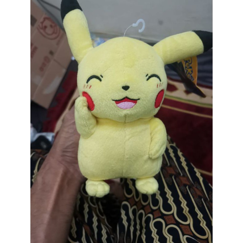 Boneka pokemon pikachu senyum tomy