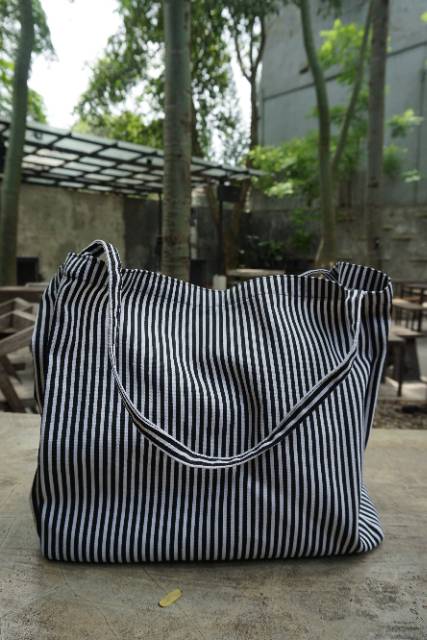 NUDIE BAG / TOTEBAG MOTIF STRIPE BLACK MAGNET