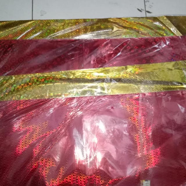 

Plastik kado metalic tipis