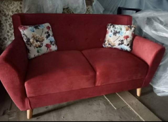 Sofa retro merah minimalis