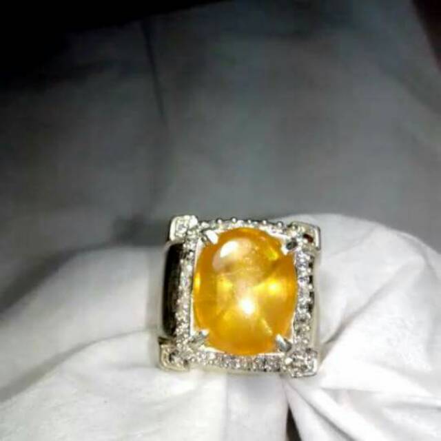 Natural yellow sapphire tanzania / yakut