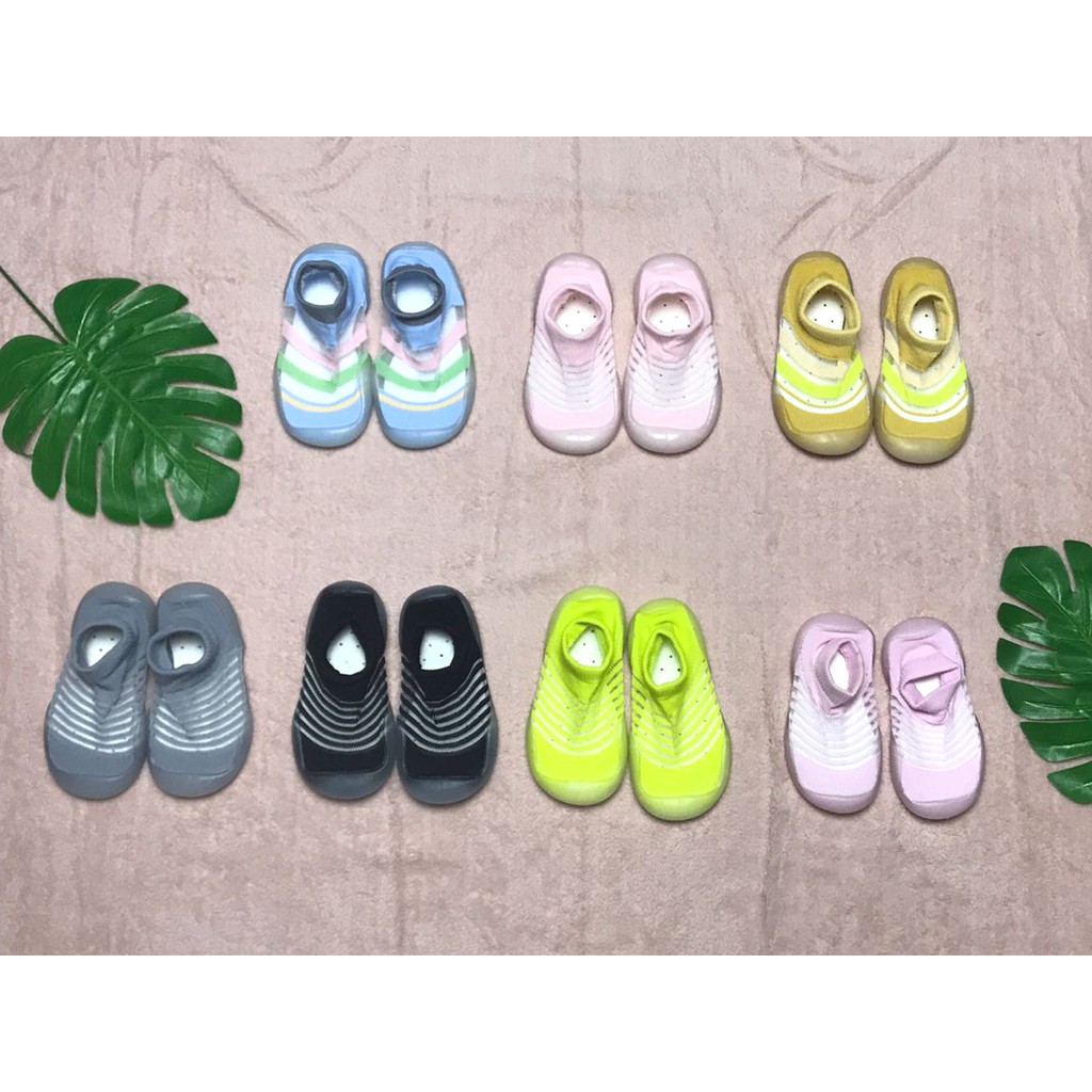 Sepatu Bayi Alas Karet Antislip Motif Garis