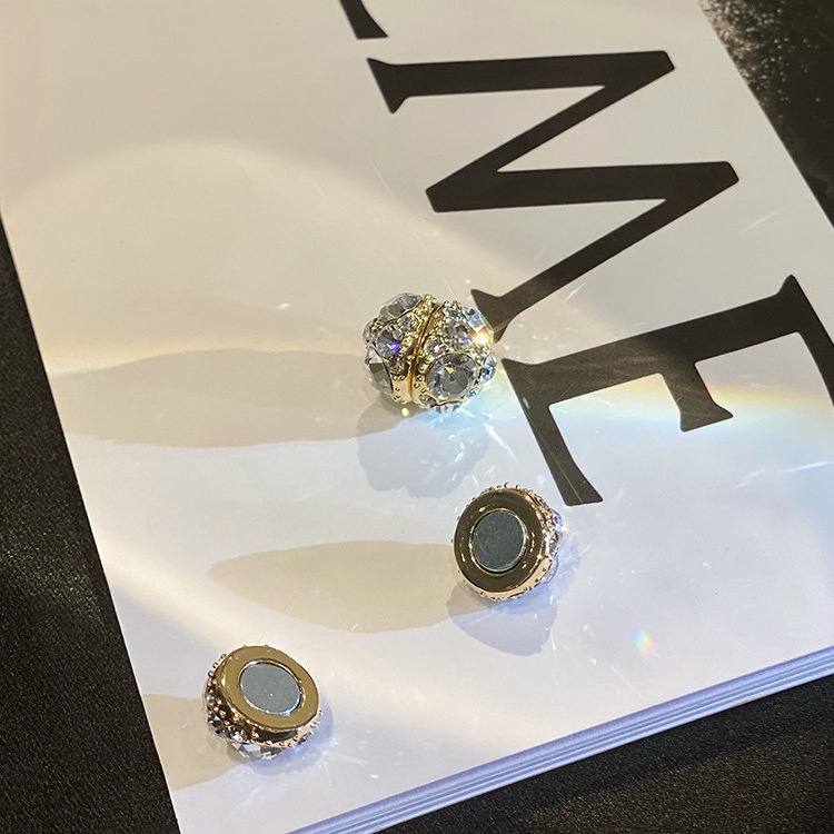 1 Pasang Anting Magnetik Tanpa Tindik Desain Bola Kristal Zirkon Berlian Imitasi Gaya Elegan