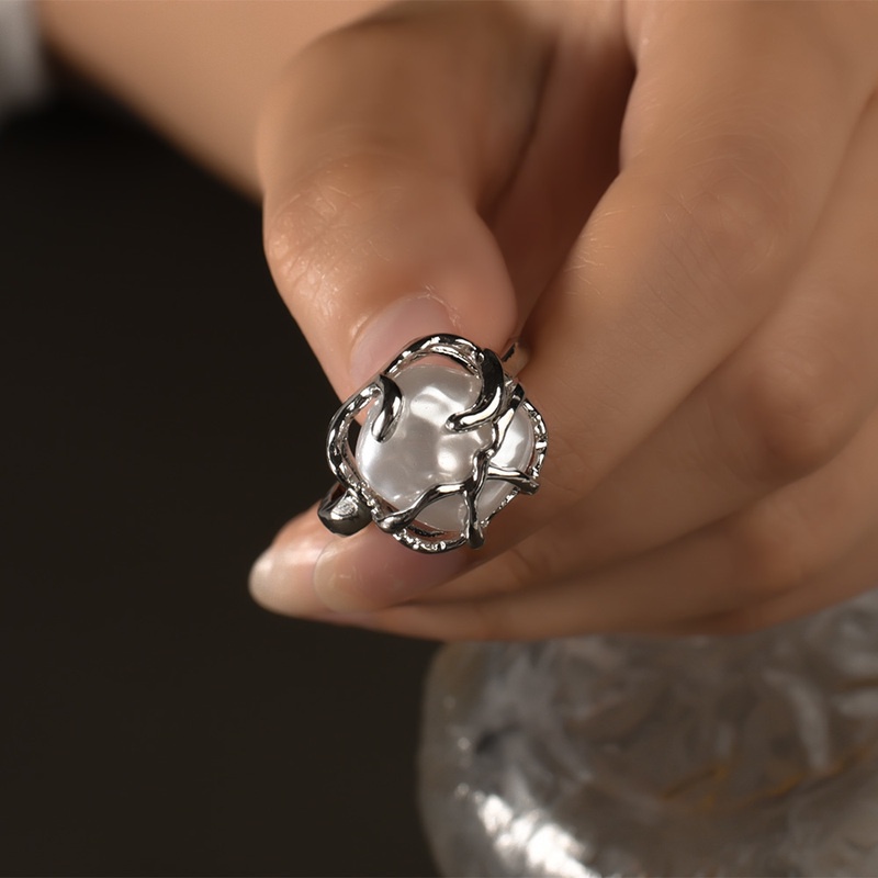 Cincin Model Terbuka Desain Bulan Sabit Aksen Mutiara Warna Silver Gaya Vintage Untuk Wanita