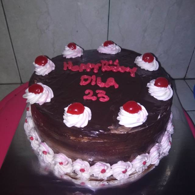 

Blackforest Coklat Selai Stawberry | Kue Ultah Manado