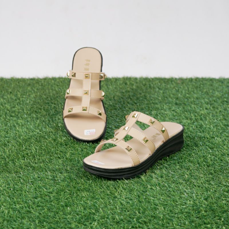 sandal wanita piramid