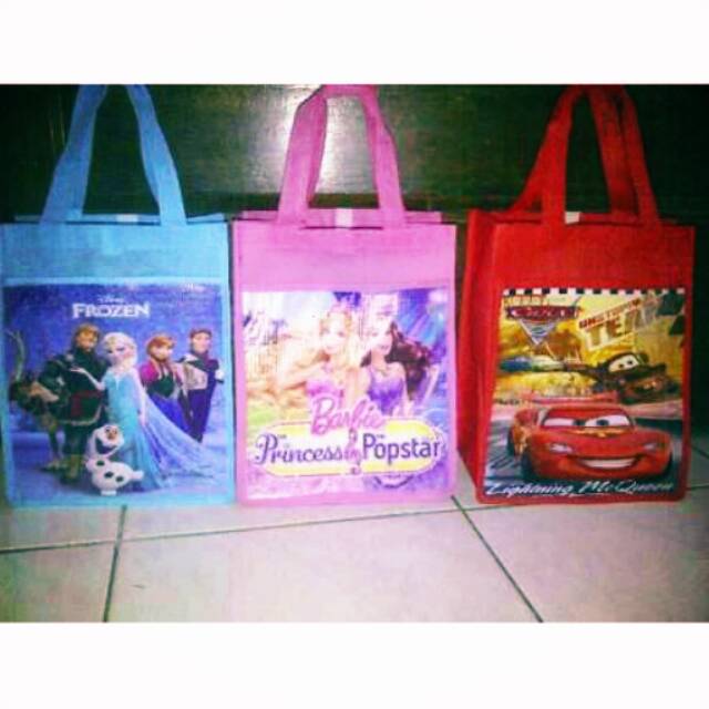 

Souvenir Tas Ultah Karakter