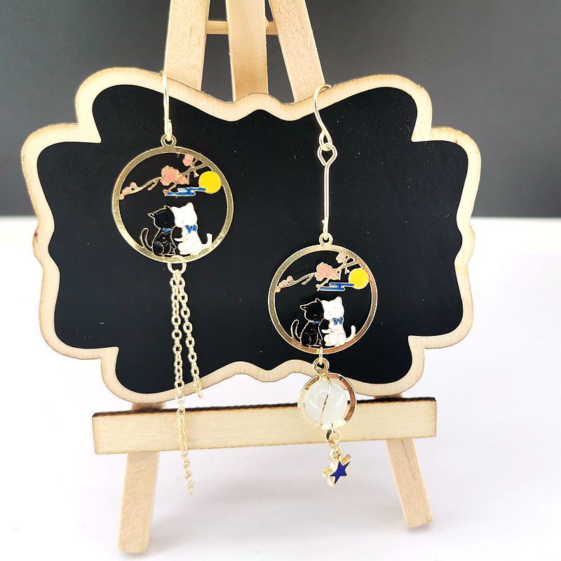 Anting Tusuk Asimetris Desain Bulan / Kelinci / Bunga / Kucing / Bintang Hias Berlian Untuk Wanita