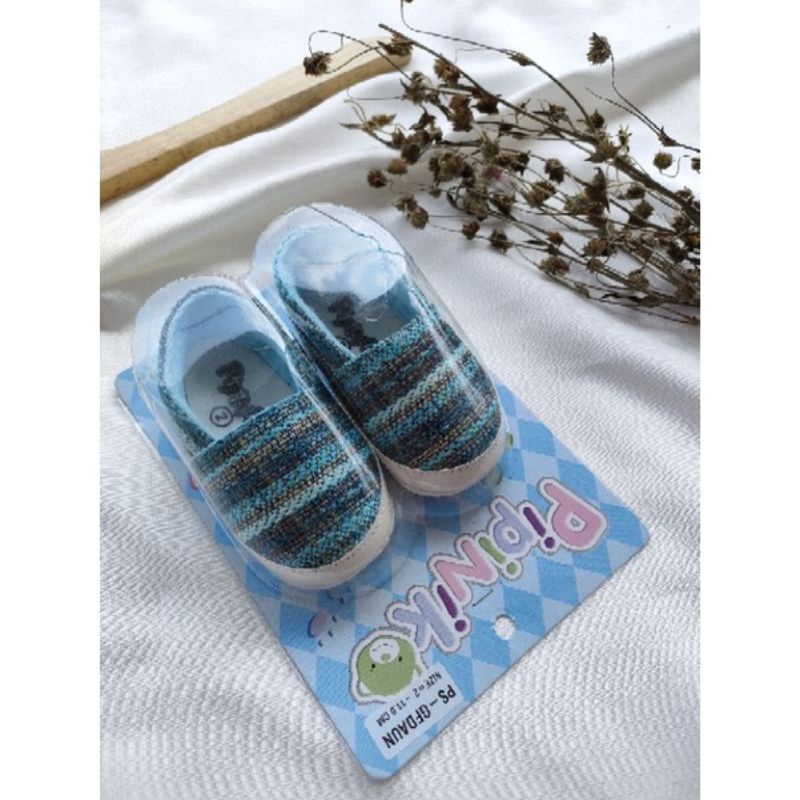 Sepatu balita pipiniko