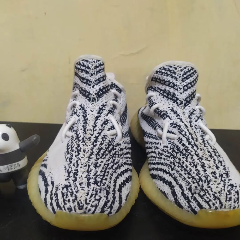 Sepatu Preloved Adidas YeeZy boost 350 V2 Zebra Size 42 (CP9654)