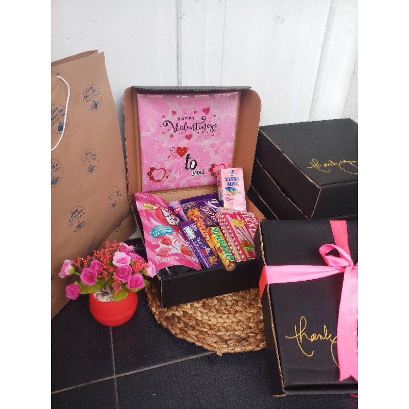 

Gift box valentine day sudah termasuk isi snack ( BB014)