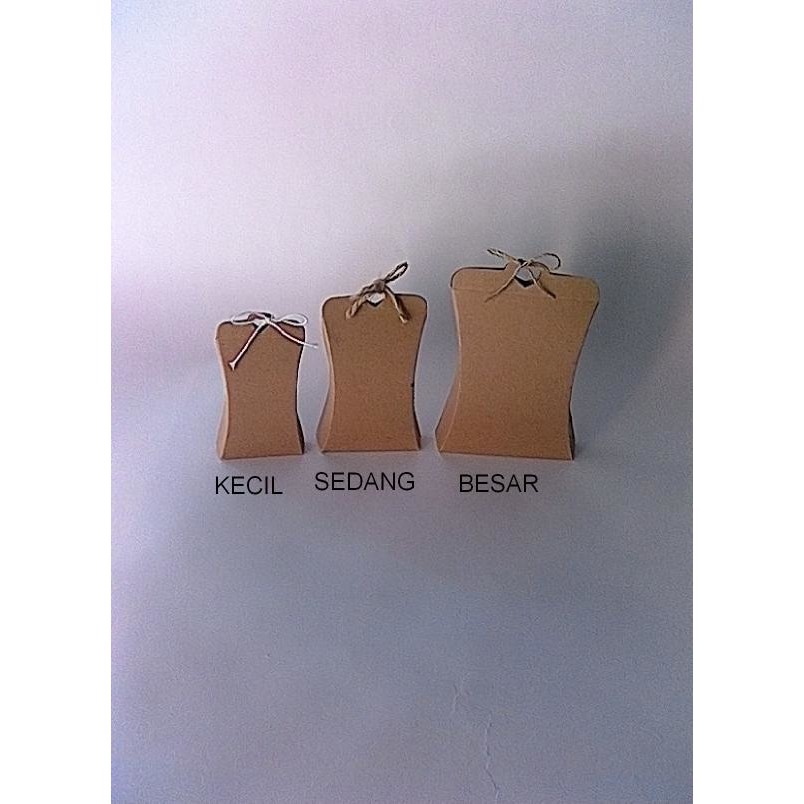 

A STANDING PILLOW BOX SEDANG DENGAN TALI, UKURAN 12,5 X 8,5 X 2,3 Cm Kuat