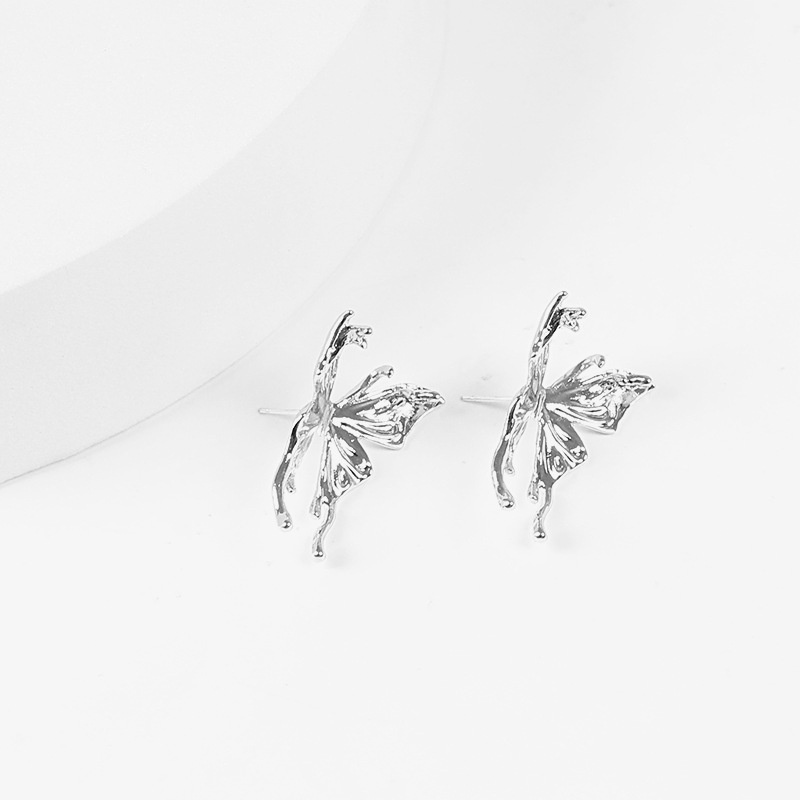 1 Pasang Anting Stud Desain Butterfly Warna Silver Gaya Punk Untuk Wanita