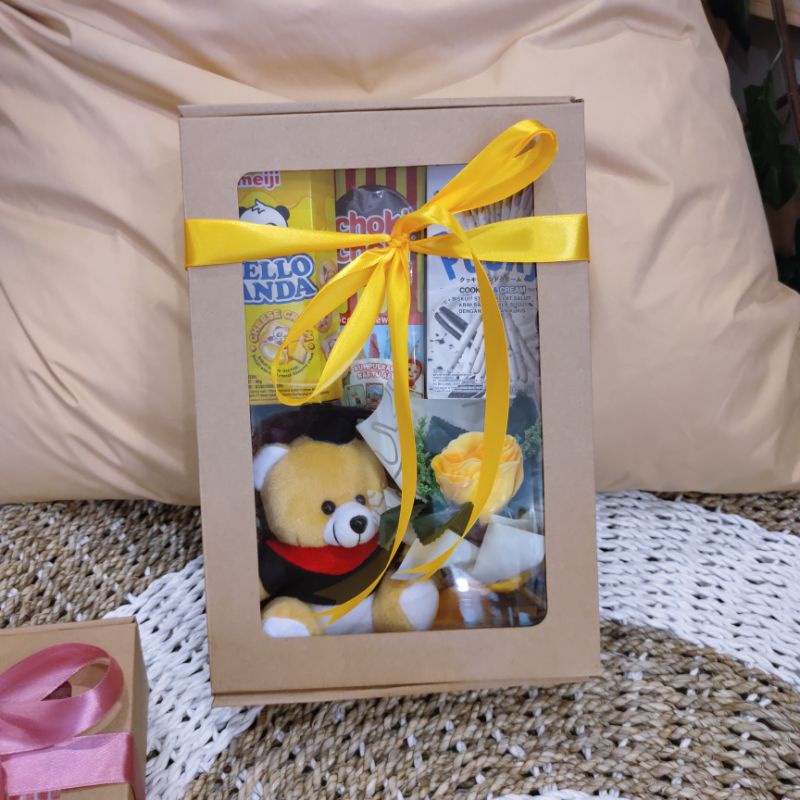 Gift Box  Wisuda Snack Boneka dan Buket Bunga