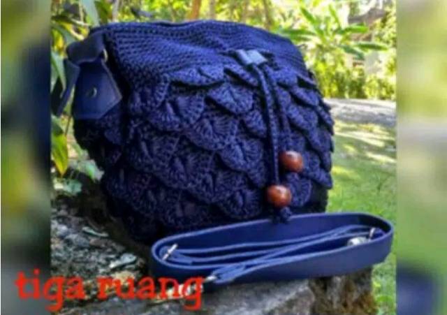 Tas rajut slempang tripel sisik