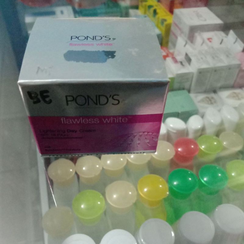 

POND'S Flawless white