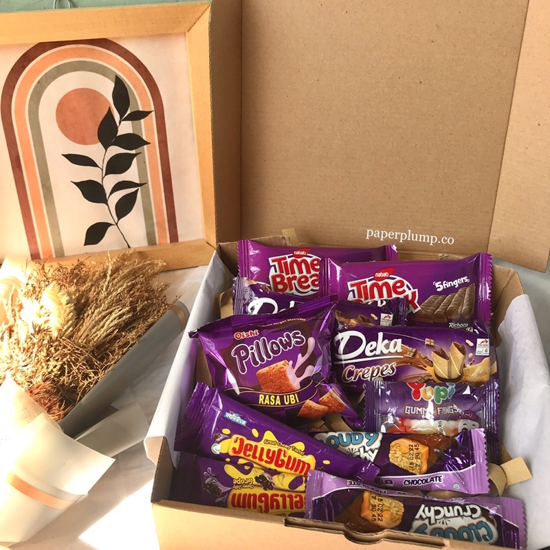 

Medium Hampers Snack Design Vintage Aesthetic (include Greeting Card + Packing)