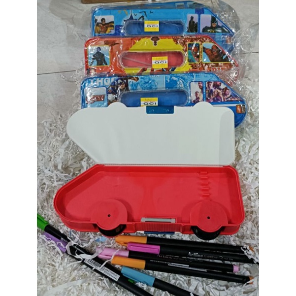 

KOTAK PENSIL MAGNET KARAKTER COWOK