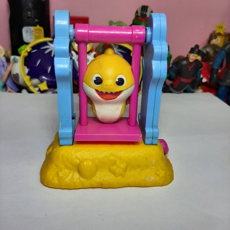figure baby shark kfc & putri dalam sangkar mcd