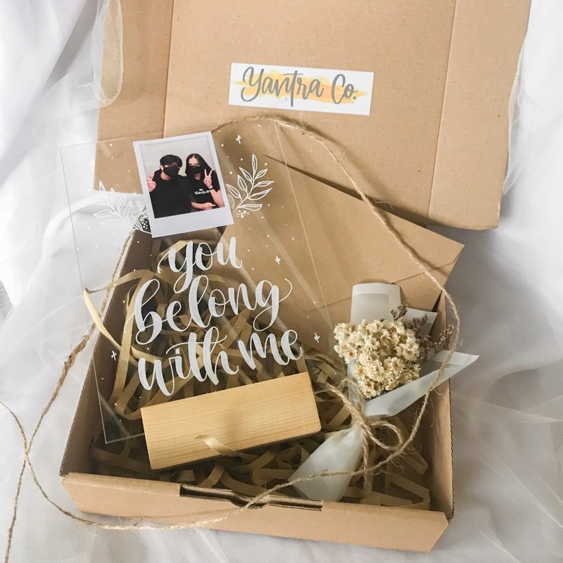 CUSTOM AESTHETIC GIFT ACRYLIC LETTERING HAMPERS | Kado Wisuda, Ulang tahun, Anniversary, Hampers Wis