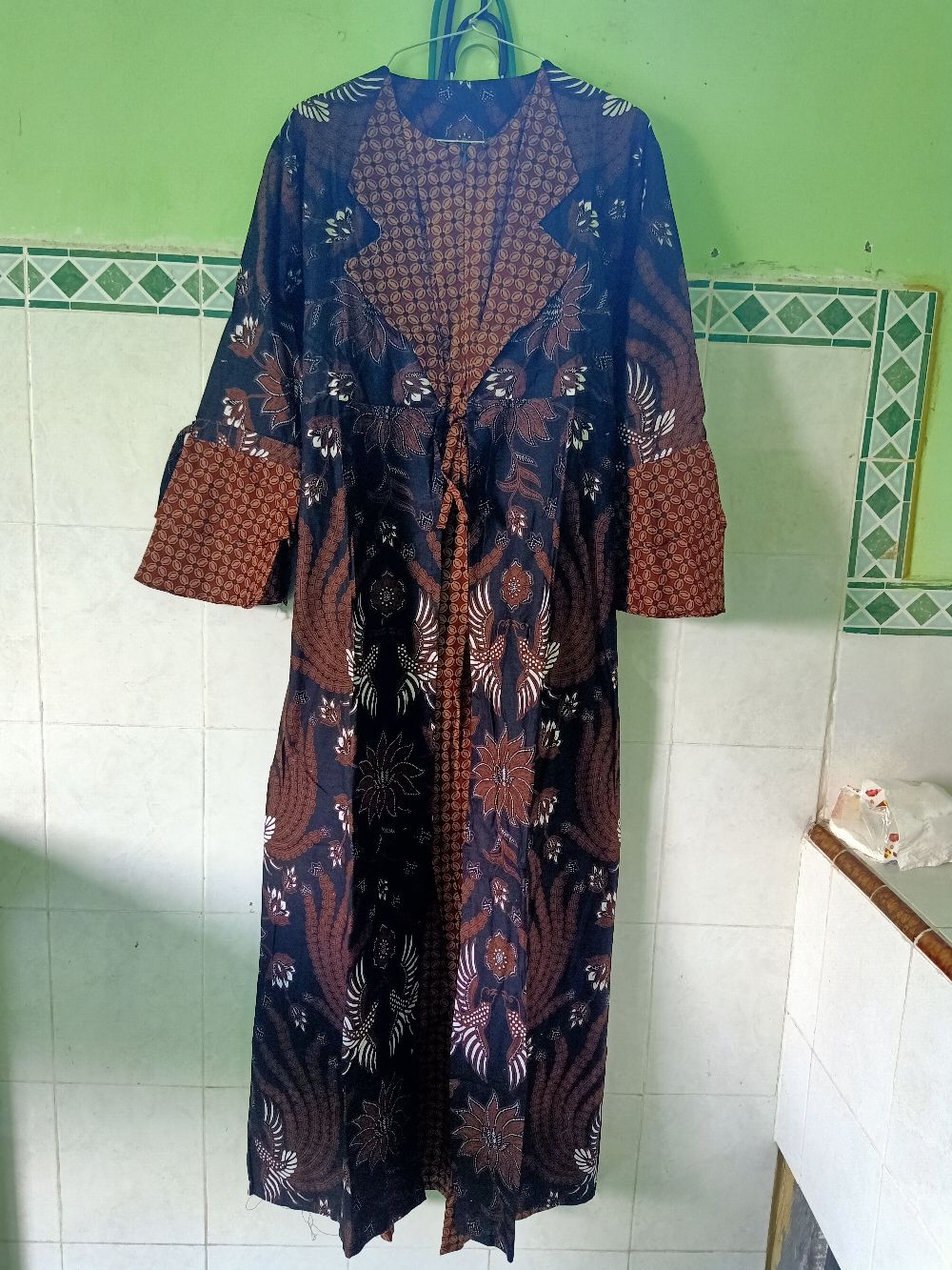 Batik Couple Keluarga • Batik Couple Keluarga Sania Ruffle Ori Ndoro Jowi Motif Dimensi Abu