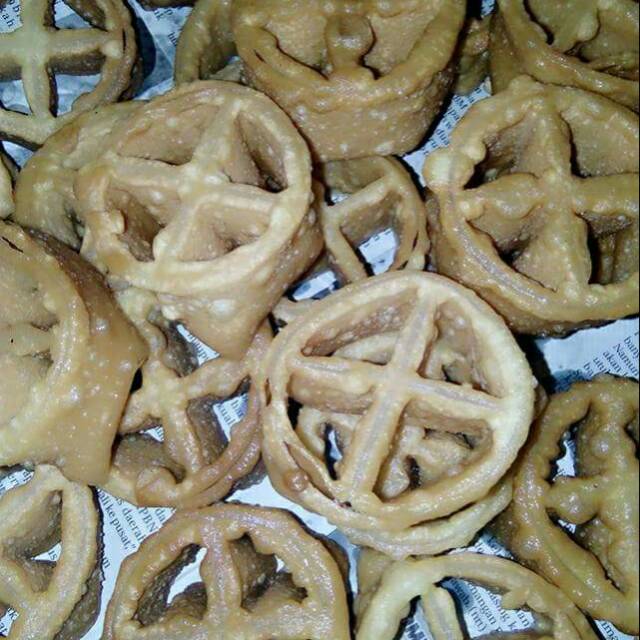 

Kue khas gorontalo kue Roda (kue bola)enak,gurih dan crispy...