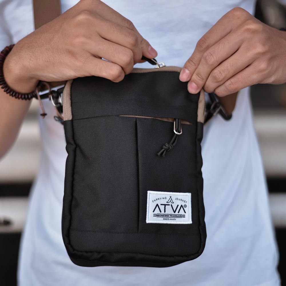 FIT BLACK ORIGINAL x ATVA Tas Selempang Hitam Pria Slingbag Casual Jalan Santai Main Hangout Nongkrong Sling Bag Distro Remaja Dewasa Daily Simple Shoulder Bag Premium Mini Shoulderbag Tas Slempang Outdoor Kecil Bahu Dada Keren Terbaru Kekinian Branded