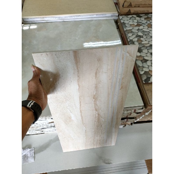 Granit tangga 30x60 stepnosing Crema Cano Glossy