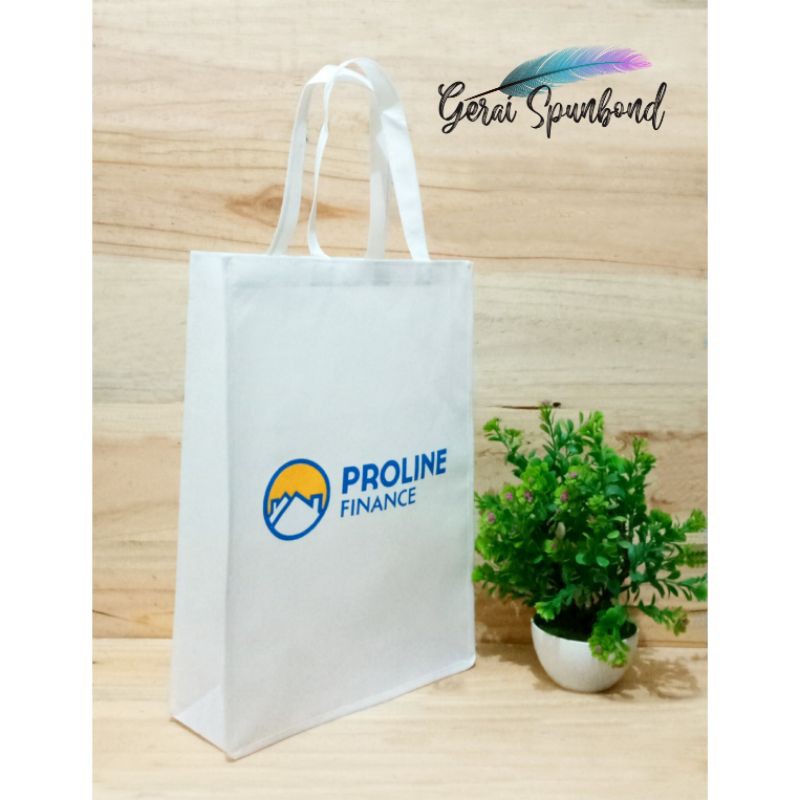 

Goodie Bag Spunbond Uk. 25cm x 10cm x 35cm Plus Sablon Custom 2 Warna