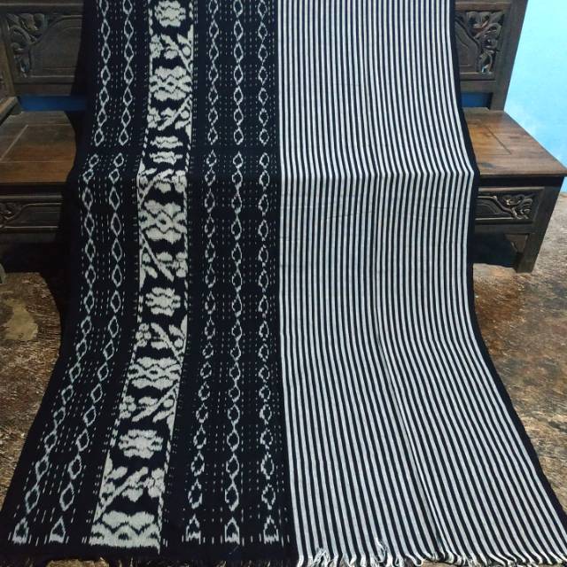 Kain tenun blangket etnik lurik hitam putih motif bunga