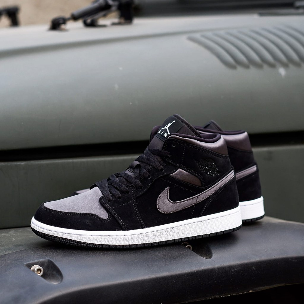 air jordan mid 1 se black and white