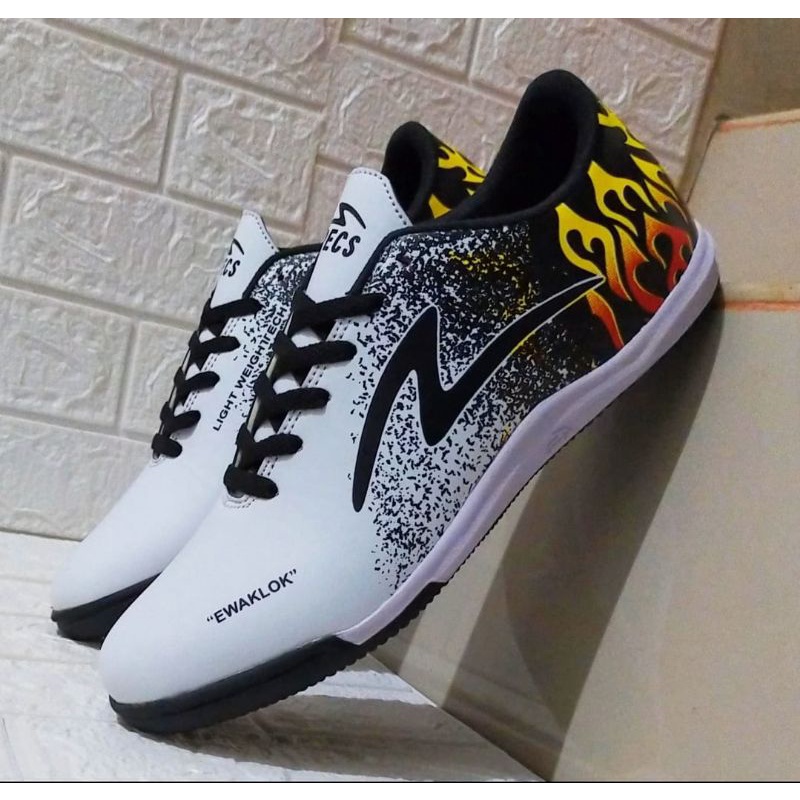 sepatu futsal specs ewaklok terbaru
